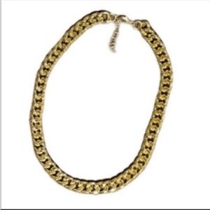 NWOT gold statement chunky chain choker.
Length is 16.5 in + 2 inch extension.